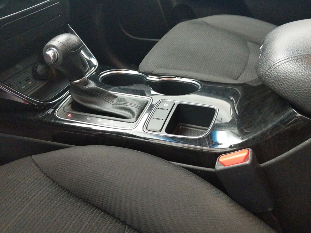 2015 Kia Sorento - Center Console/Cup Holders