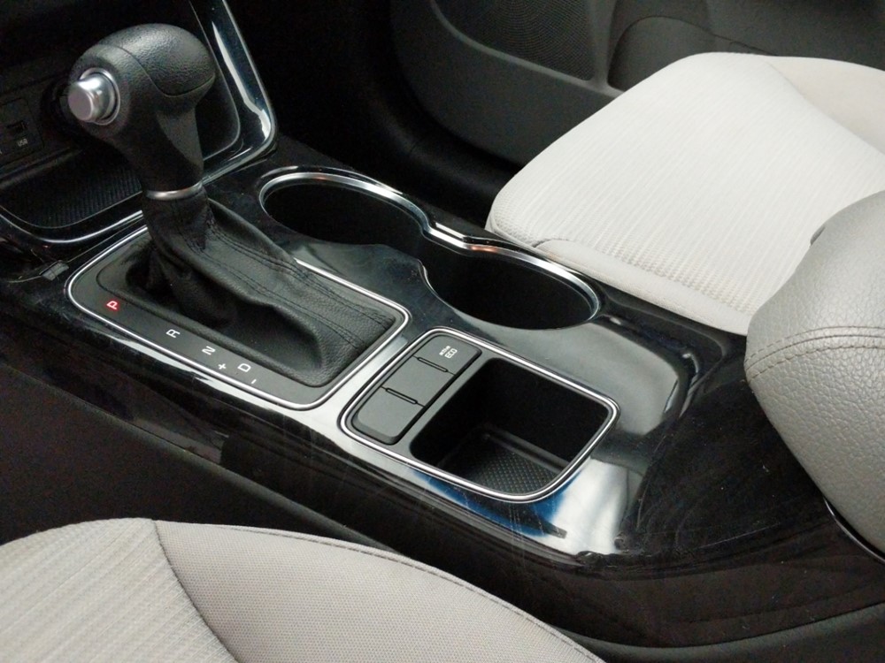 2014 Kia Sorento - Center Console/Cup Holders