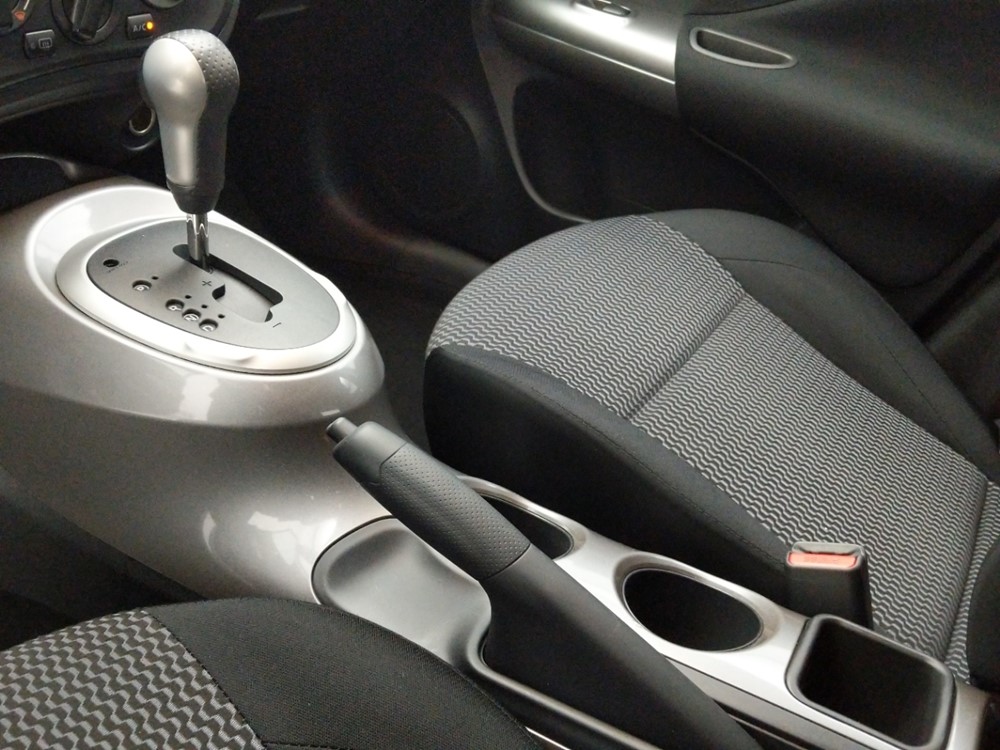2017 Nissan JUKE - Center Console/Cup Holders
