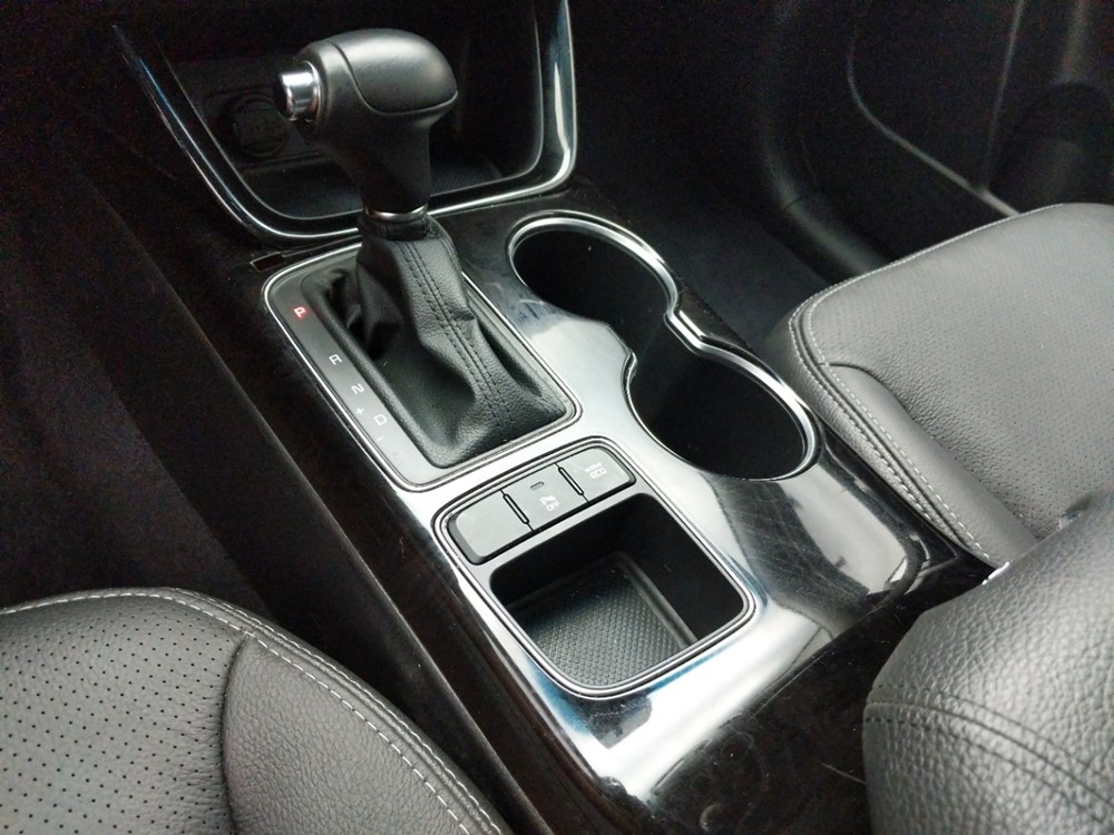 2015 Kia Sorento - Center Console/Cup Holders