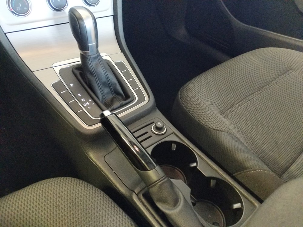 2017 Volkswagen Golf - Center Console/Cup Holders