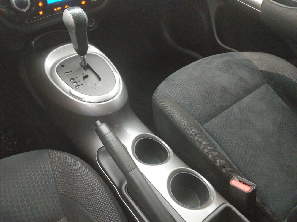 2013 Nissan JUKE - Center Console/Cup Holders
