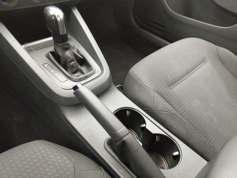 2016 Volkswagen Jetta - Center Console/Cup Holders