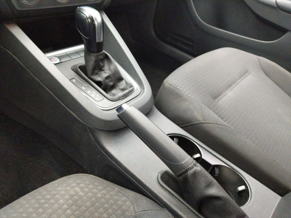 2016 Volkswagen Jetta - Center Console/Cup Holders