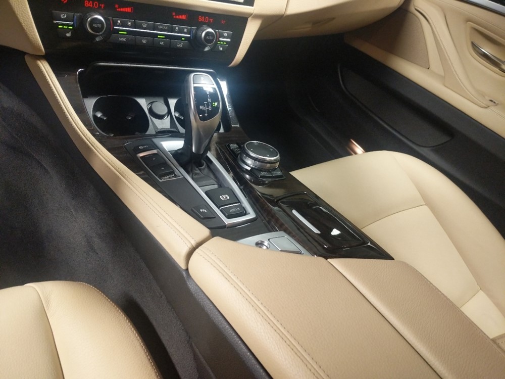 2016 BMW 528i - Center Console/Cup Holders