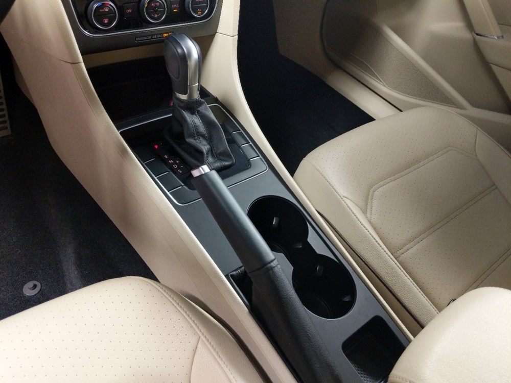2016 Volkswagen Passat - Center Console/Cup Holders