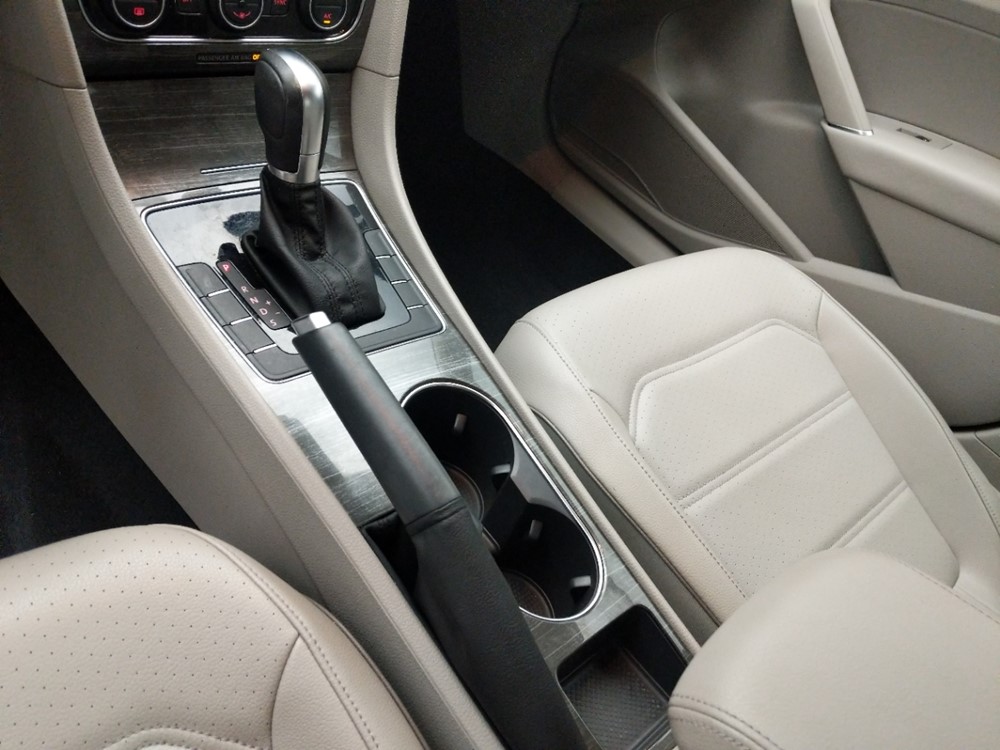 2016 Volkswagen Passat - Center Console/Cup Holders