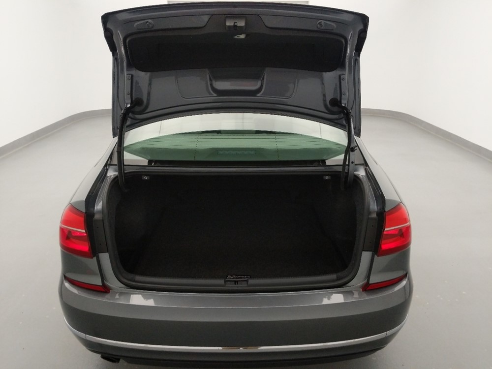 2016 Volkswagen Passat - Trunk