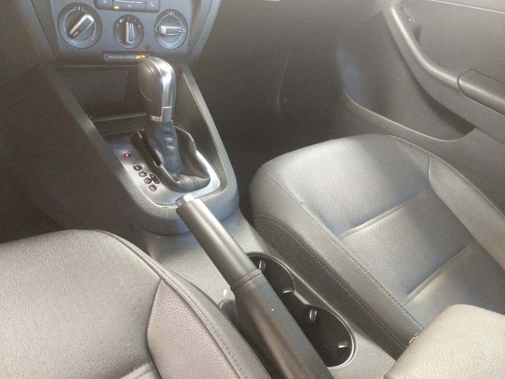 2012 Volkswagen Jetta - Center Console/Cup Holders