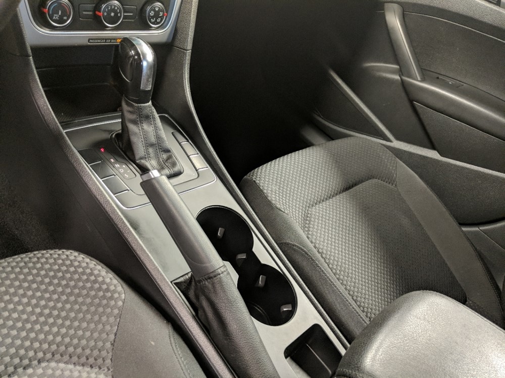 2015 Volkswagen Passat - Center Console/Cup Holders