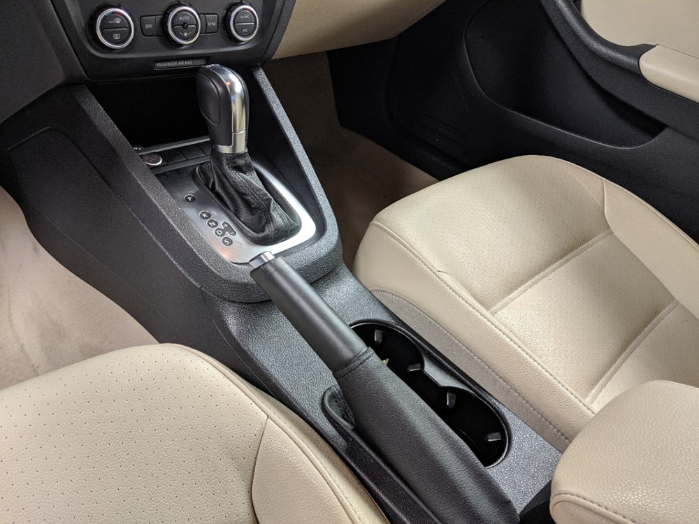2014 Volkswagen Jetta - Center Console/Cup Holders