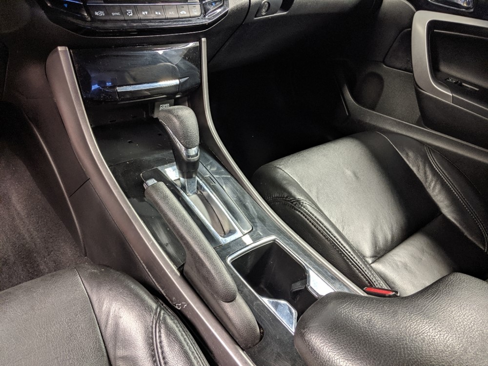 2016 Honda Accord - Center Console/Cup Holders
