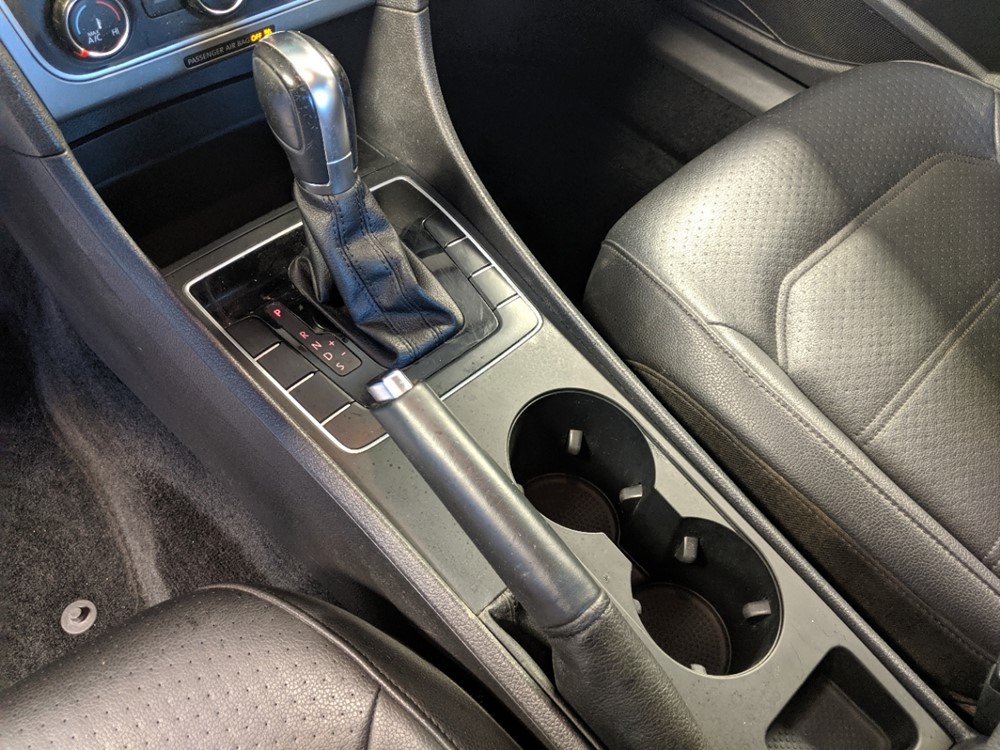 2015 Volkswagen Passat - Center Console/Cup Holders