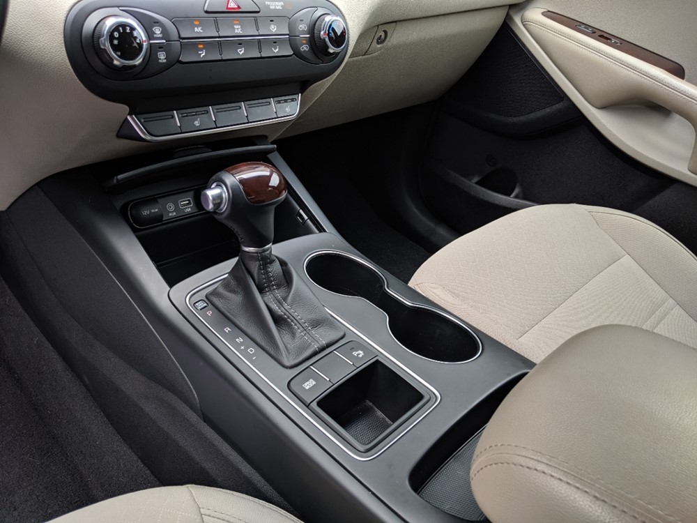 2016 Kia Sorento - Center Console/Cup Holders