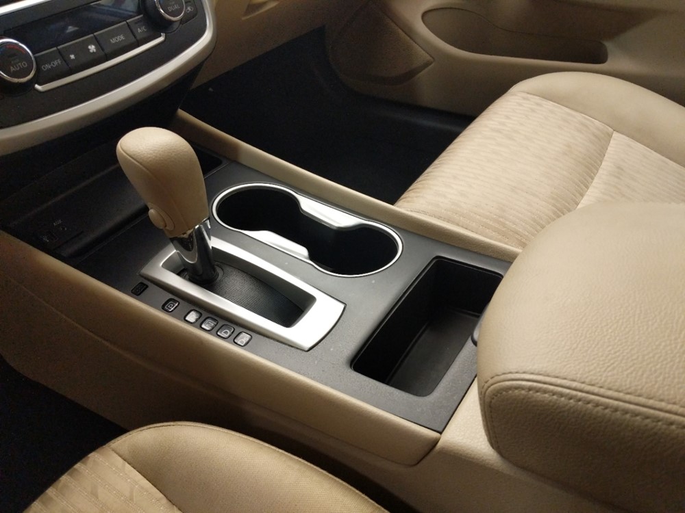 2017 Nissan Altima - Center Console/Cup Holders