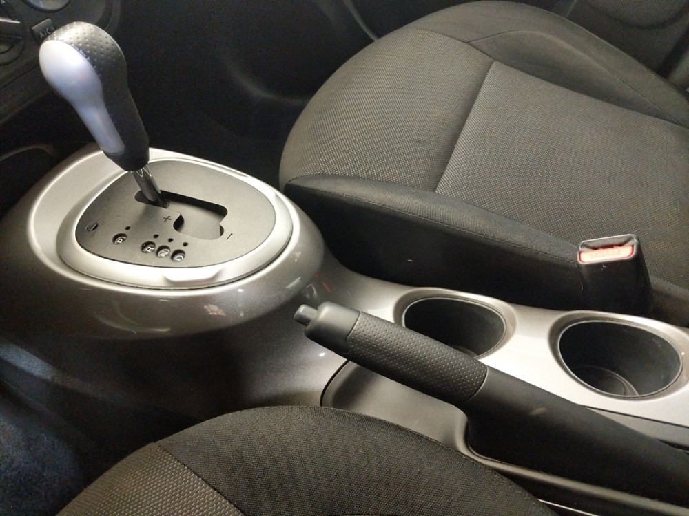 2013 Nissan JUKE - Center Console/Cup Holders