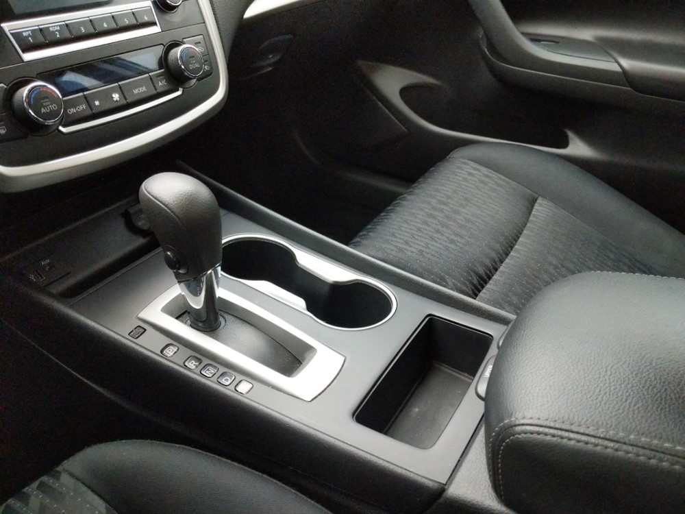 2017 Nissan Altima - Center Console/Cup Holders