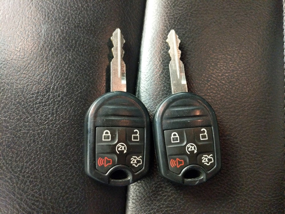 2013 Ford Taurus - Keys