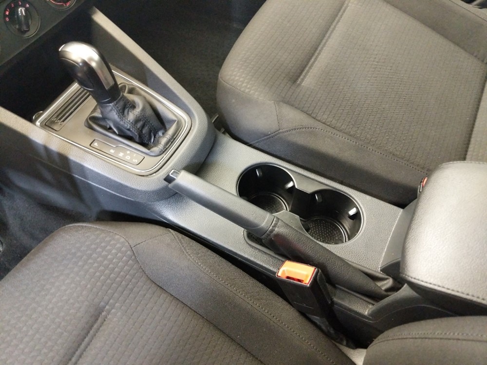 2016 Volkswagen Jetta - Center Console/Cup Holders
