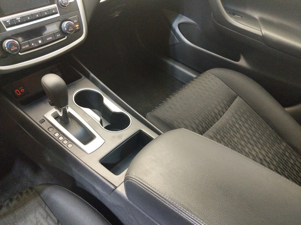 2017 Nissan Altima - Center Console/Cup Holders