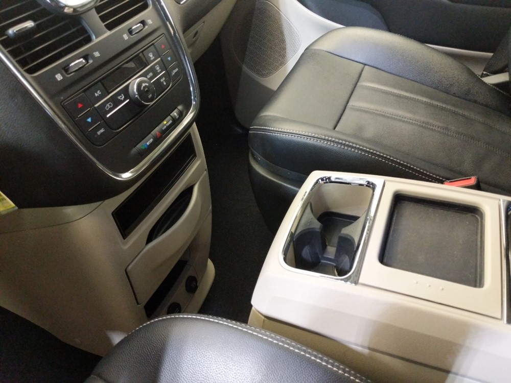 2016 Chrysler Town and Country - Center Console/Cup Holders