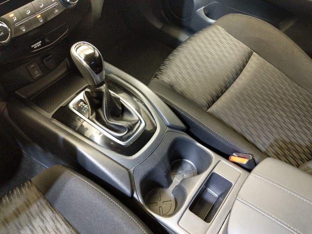 2017 Nissan Rogue - Center Console/Cup Holders