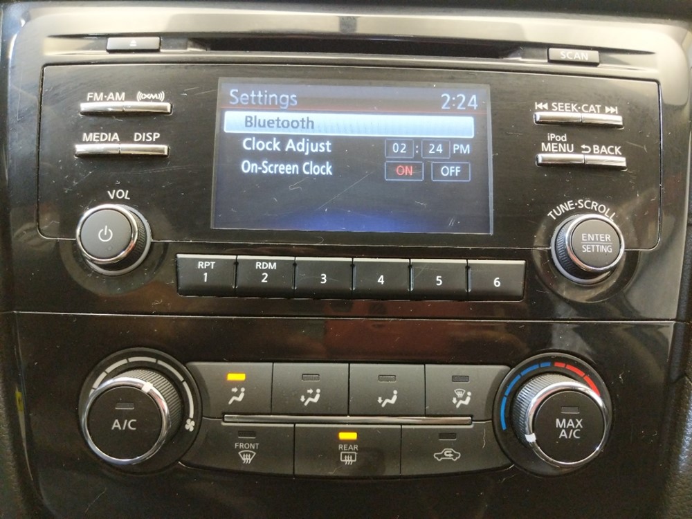 2017 Nissan Rogue - Stereo Package