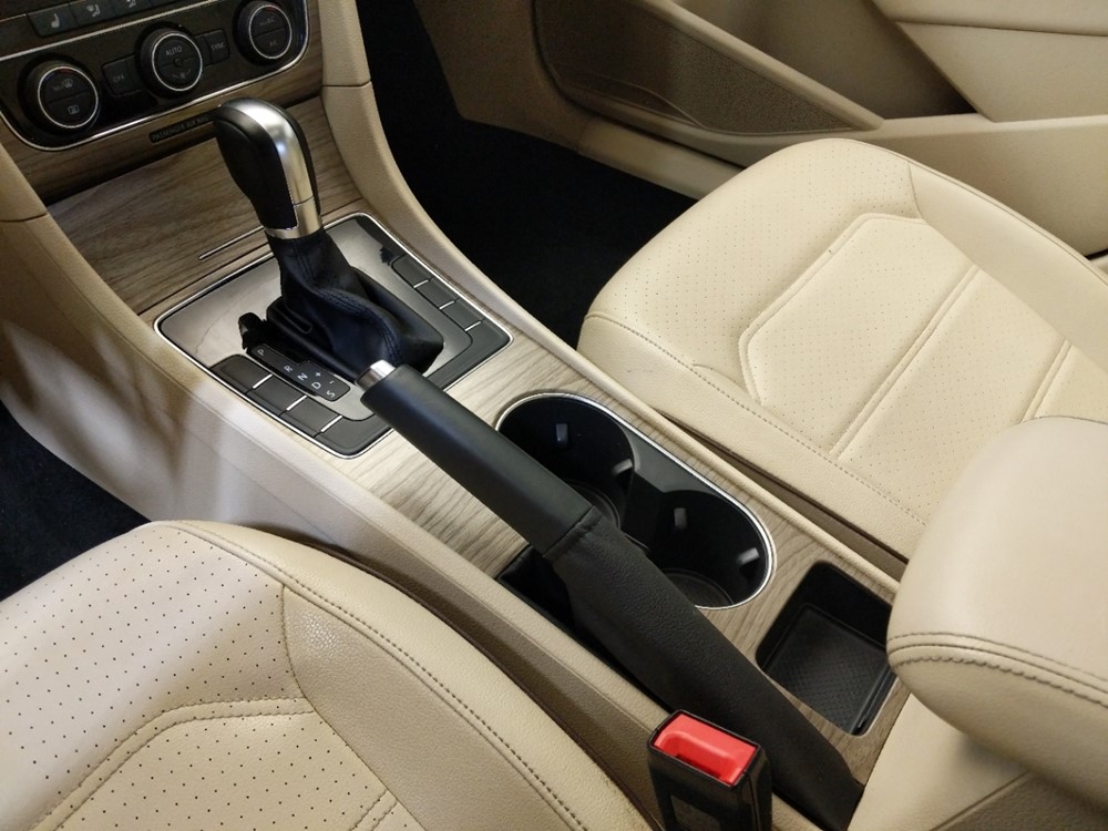 2016 Volkswagen Passat - Center Console/Cup Holders