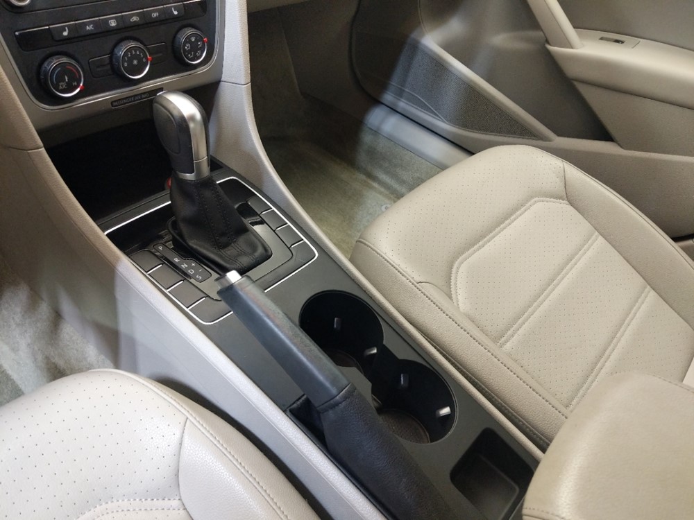 2015 Volkswagen Passat - Center Console/Cup Holders