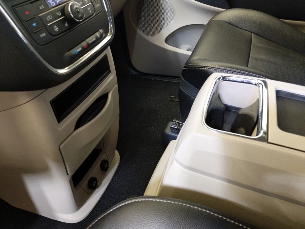 2016 Chrysler Town and Country - Center Console/Cup Holders