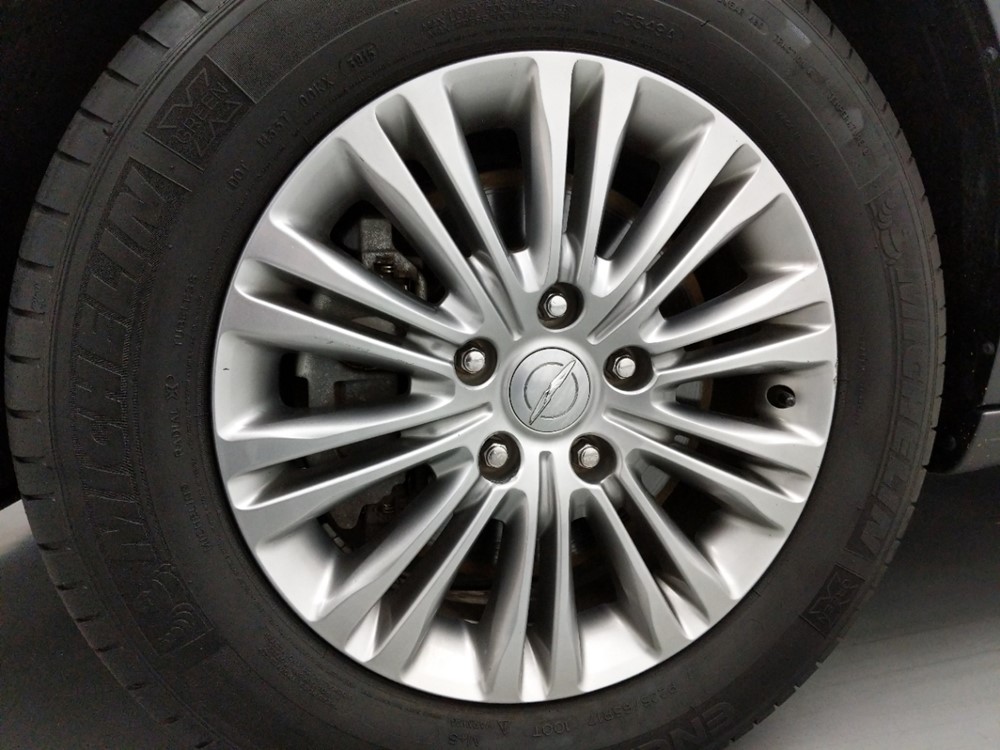 2016 Chrysler Town and Country - Wheel