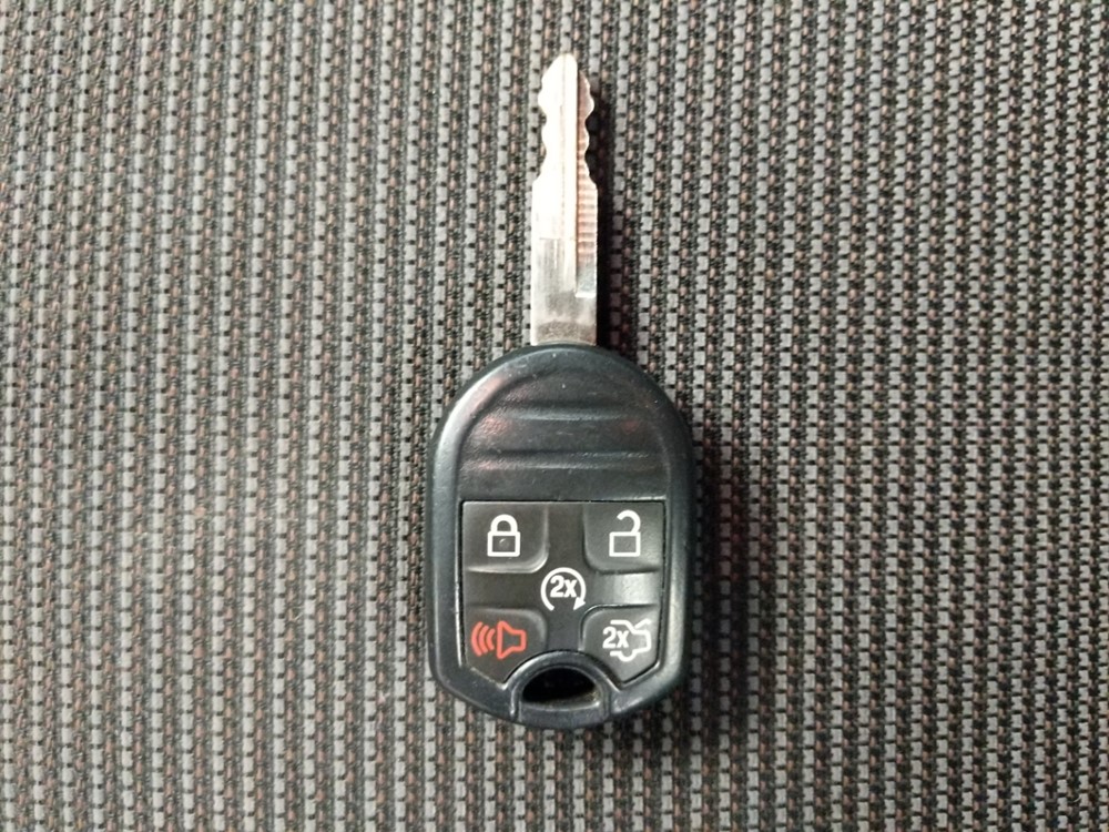2013 Ford Taurus - Keys