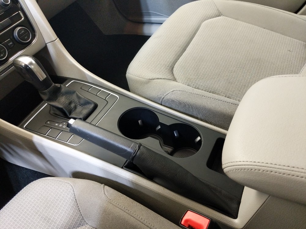 2016 Volkswagen Passat - Center Console/Cup Holders