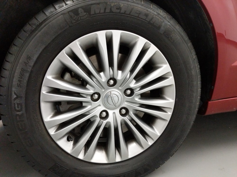 2016 Chrysler Town and Country - Wheel