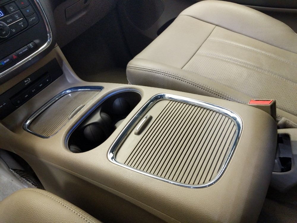 2016 Chrysler Town and Country - Center Console/Cup Holders