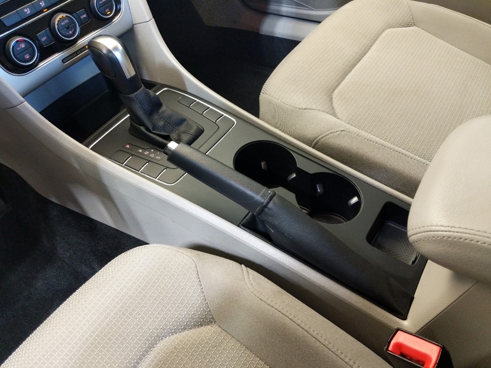 2016 Volkswagen Passat - Center Console/Cup Holders