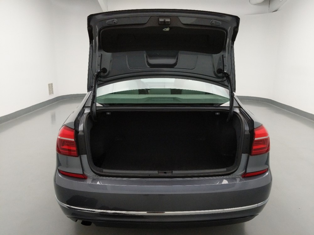 2016 Volkswagen Passat - Trunk