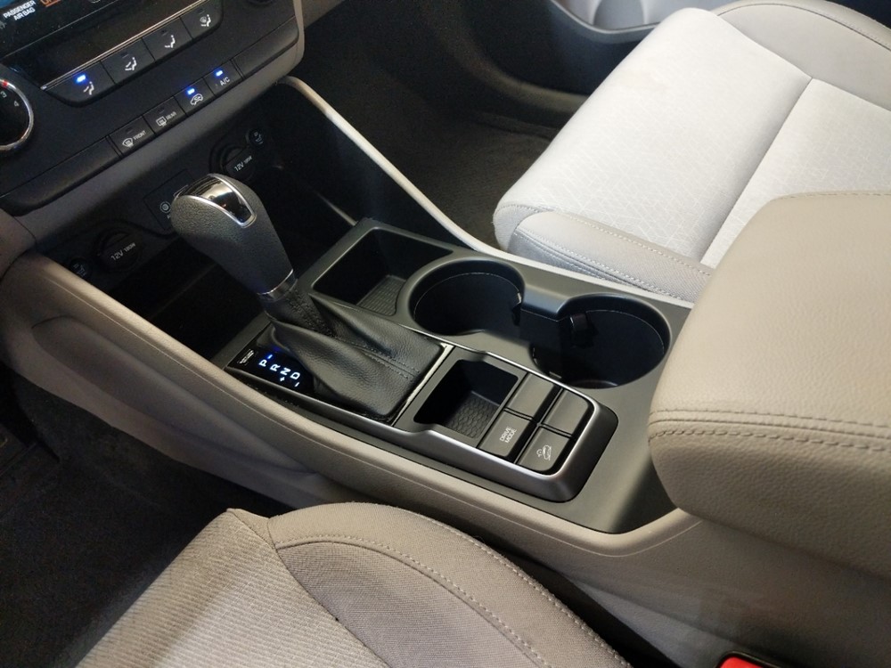2016 Hyundai Tucson - Center Console/Cup Holders