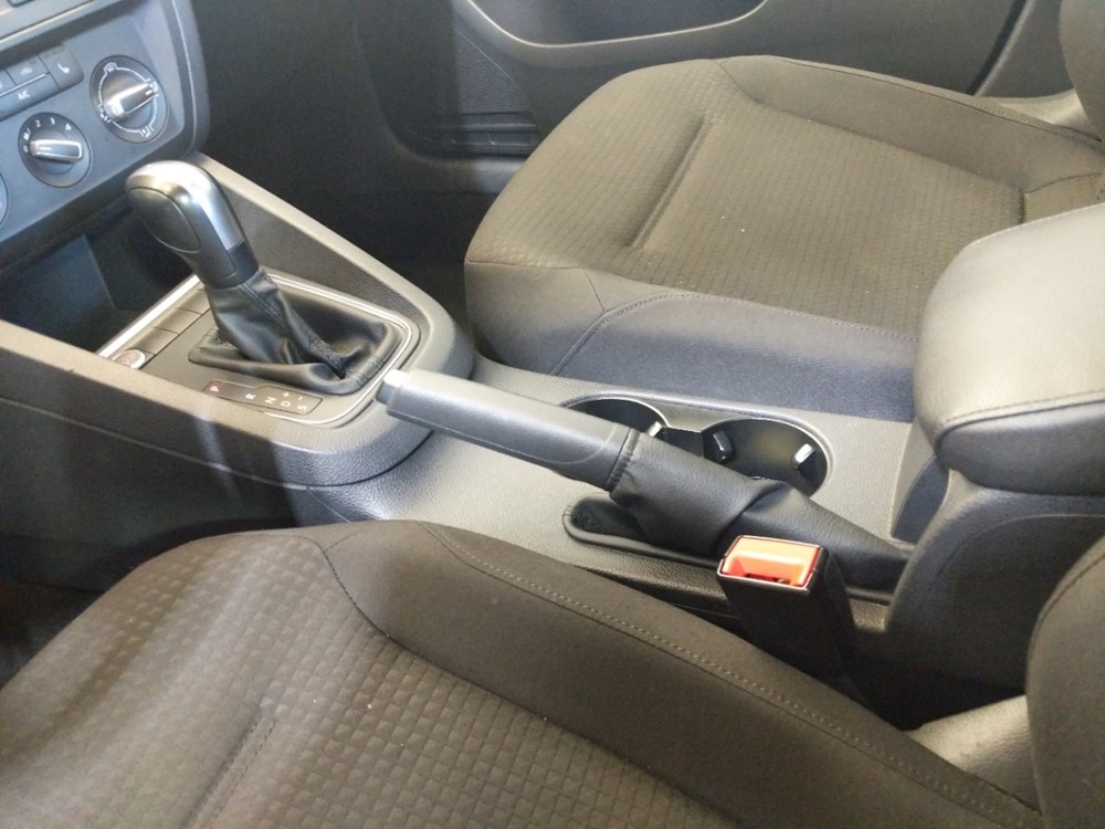 2015 Volkswagen Jetta - Center Console/Cup Holders