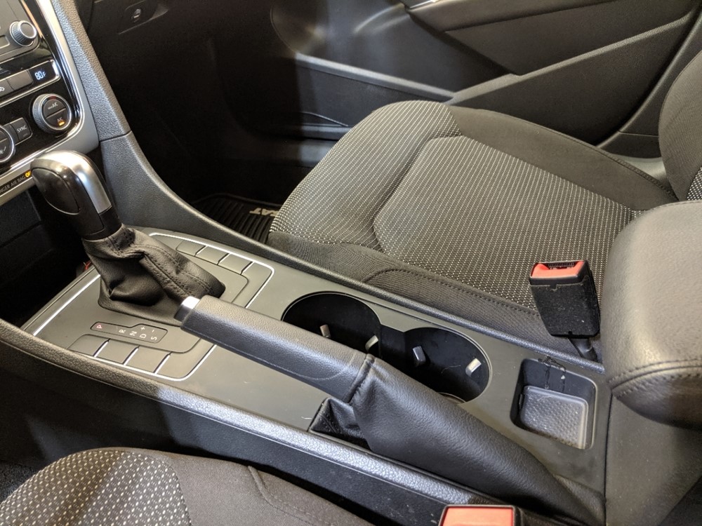 2016 Volkswagen Passat - Center Console/Cup Holders
