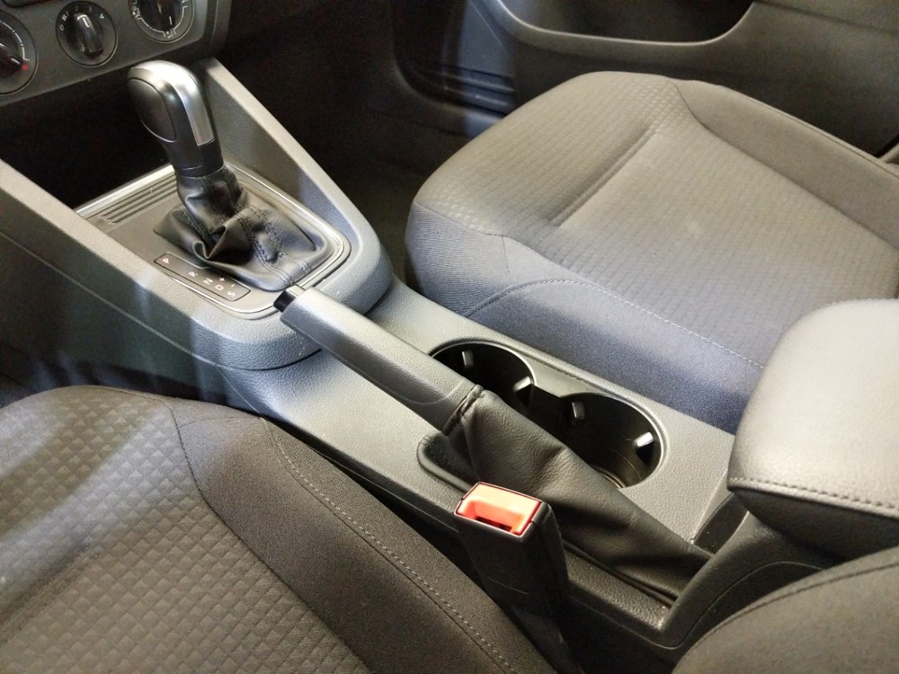 2016 Volkswagen Jetta - Center Console/Cup Holders
