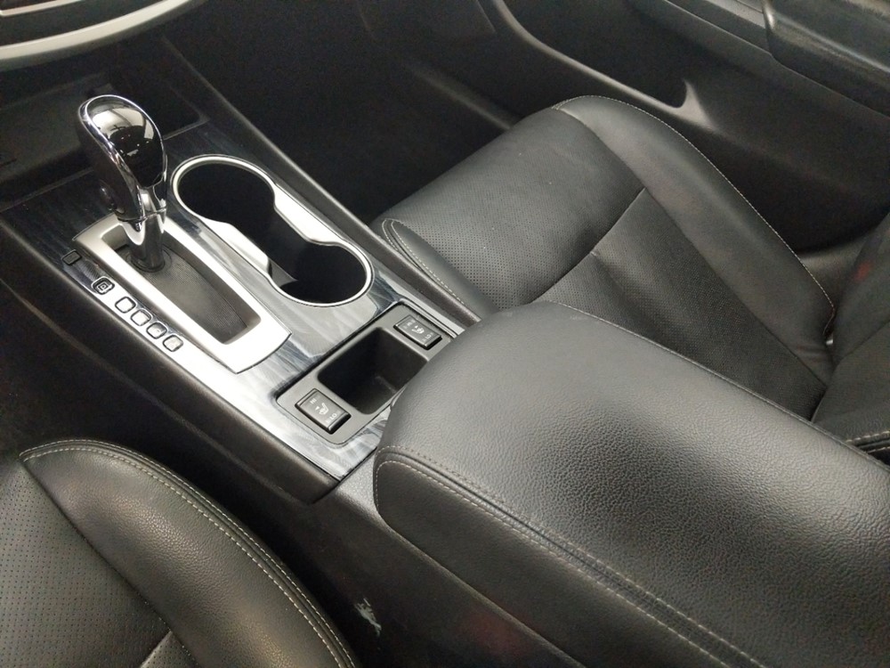 2017 Nissan Altima - Center Console/Cup Holders