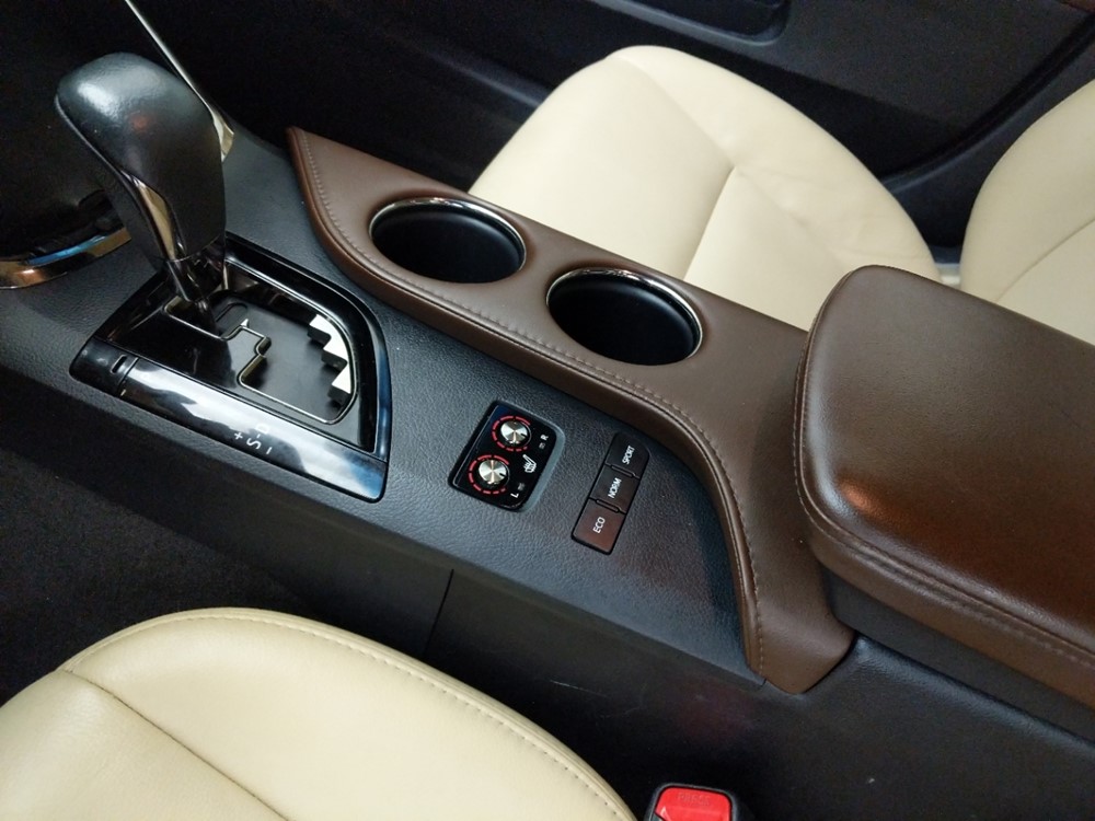 2015 Toyota Avalon - Center Console/Cup Holders
