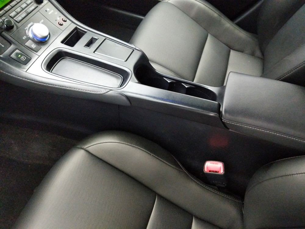 2012 Lexus CT 200h - Center Console/Cup Holders