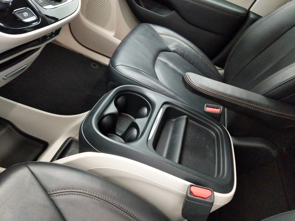 2018 Chrysler Pacifica - Center Console/Cup Holders