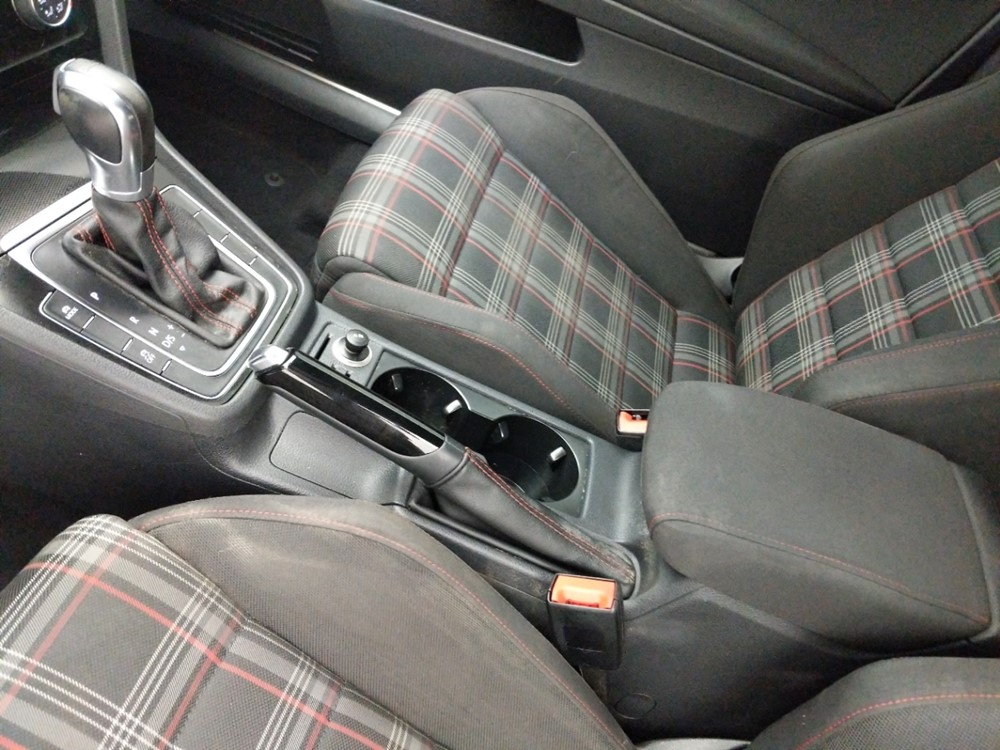 2015 Volkswagen Golf - Center Console/Cup Holders