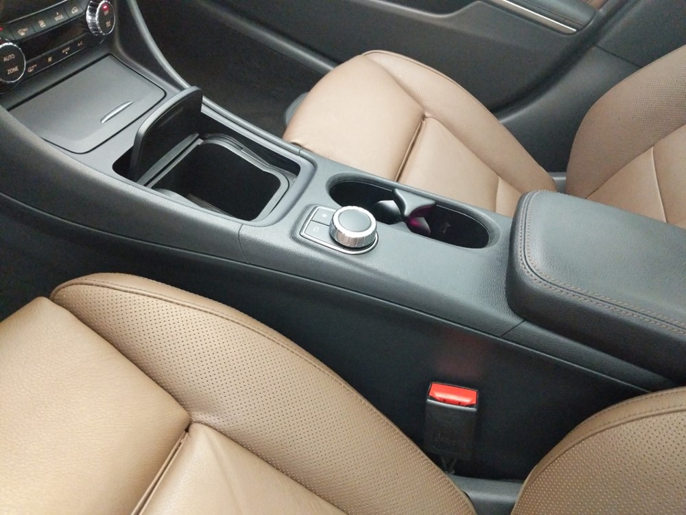 2016 Mercedes-Benz GLA250 - Center Console/Cup Holders