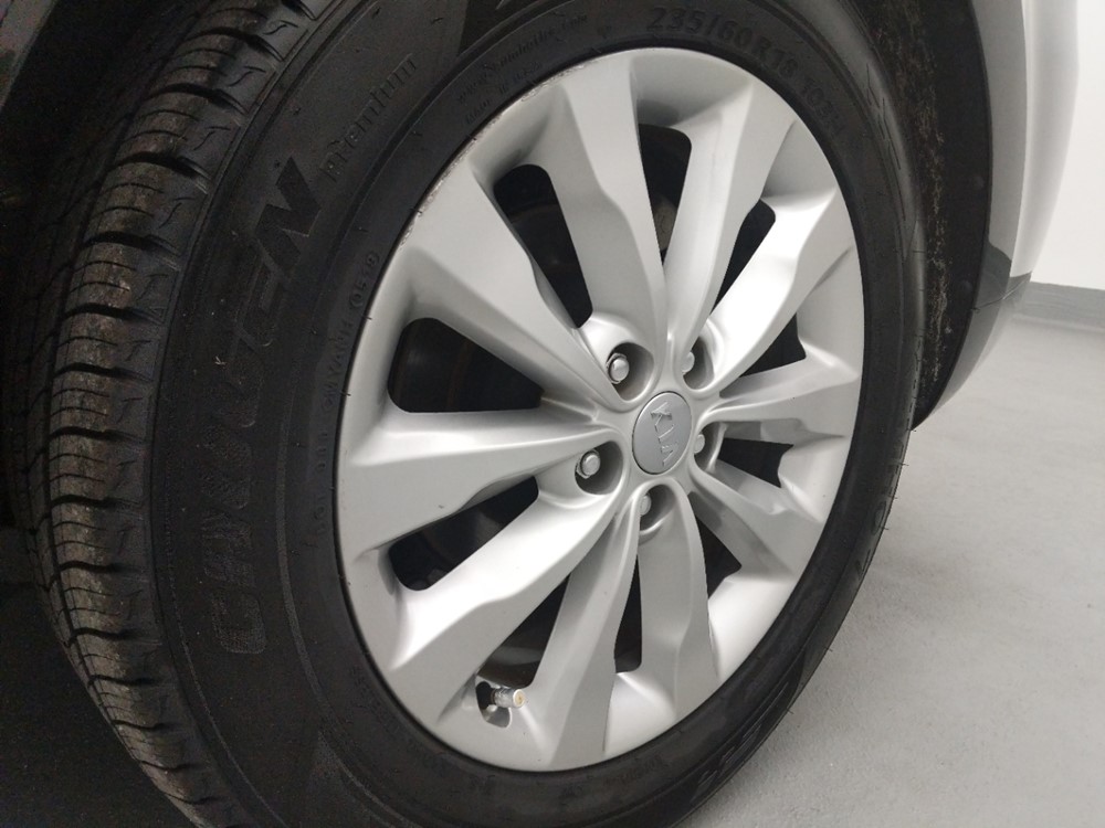 2016 Kia Sedona - Wheel