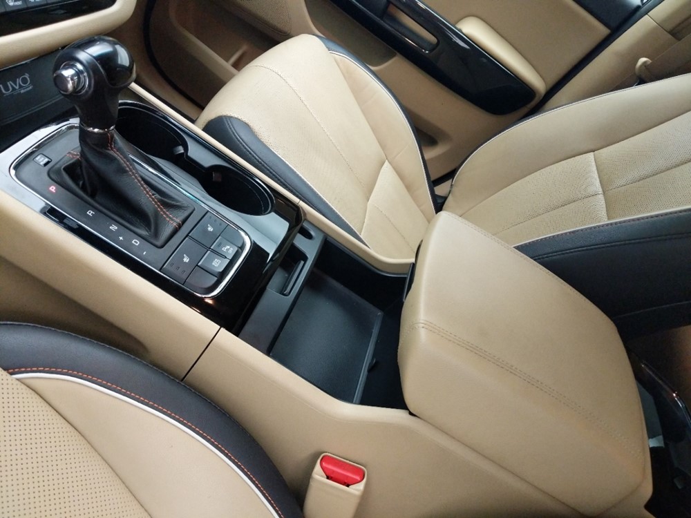 2016 Kia Sedona - Center Console/Cup Holders