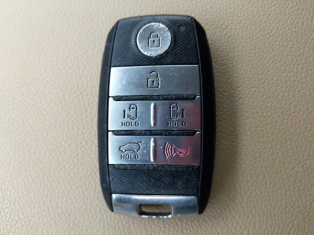 2016 Kia Sedona - Keys